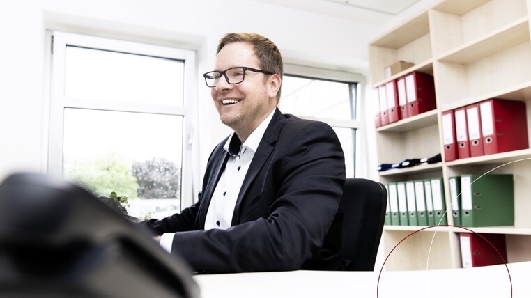 Bahne Thiessen bei der Arbeit am Schreibtisch