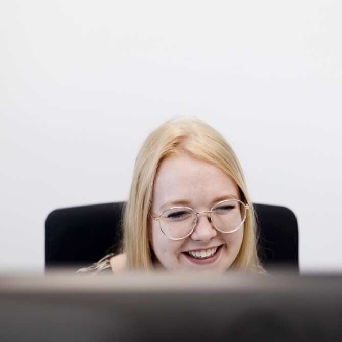 Quadratisches Bild einer ttplerin die lächelt