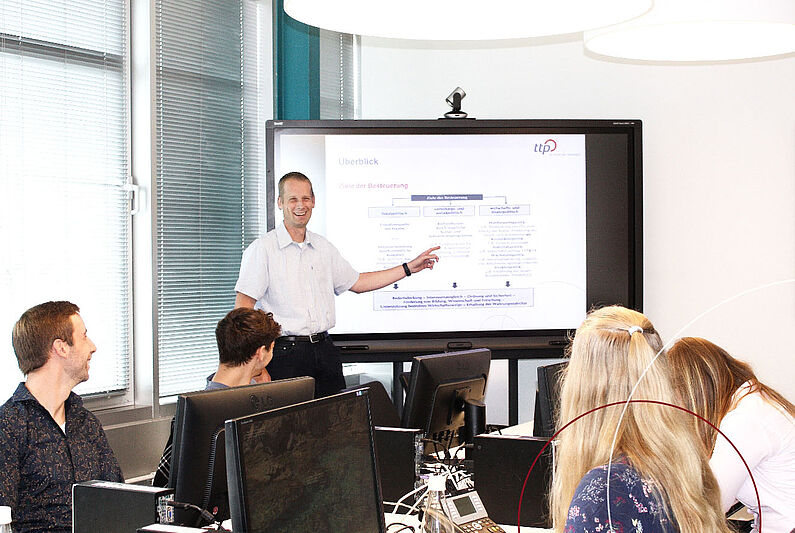 Ein Mann hält eine Präsentation vor den Azubis