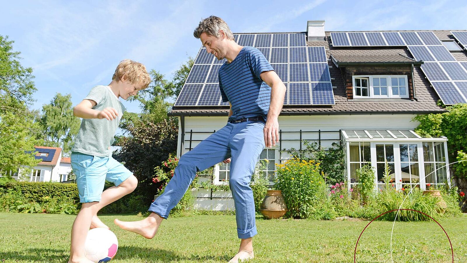 Ein Vater spielt mit seinem Kind im Garten