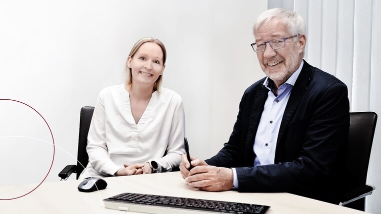 Silke und Werner Findeisen sitzen am Tisch