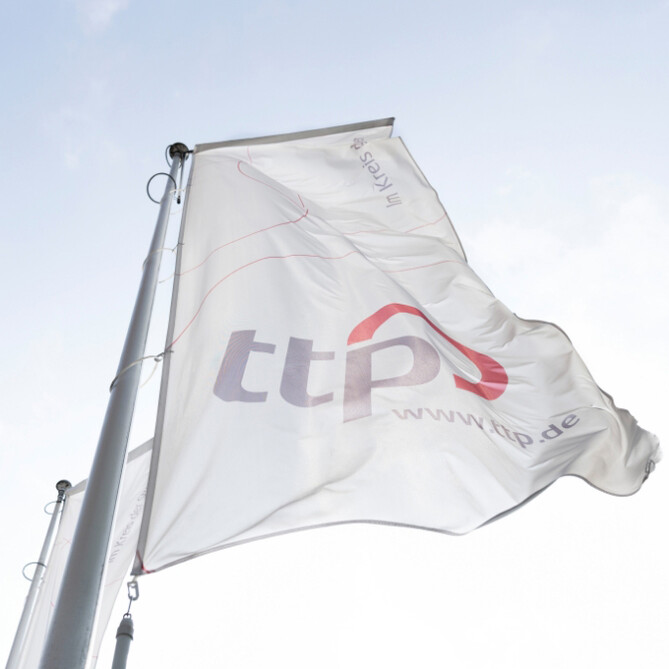 Quadratisches Bild einer ttp weißen ttp Flagge