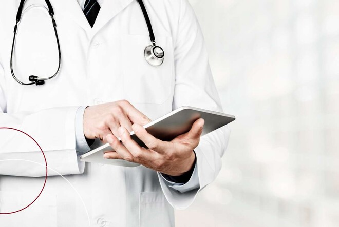 Ein Arzt tippt auf dem Laptop