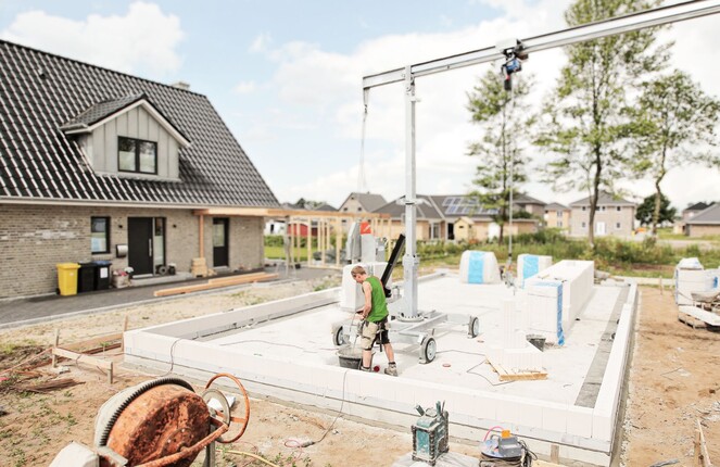 Rechteckiges Bild von einem Rohbau eines Neubauhauses