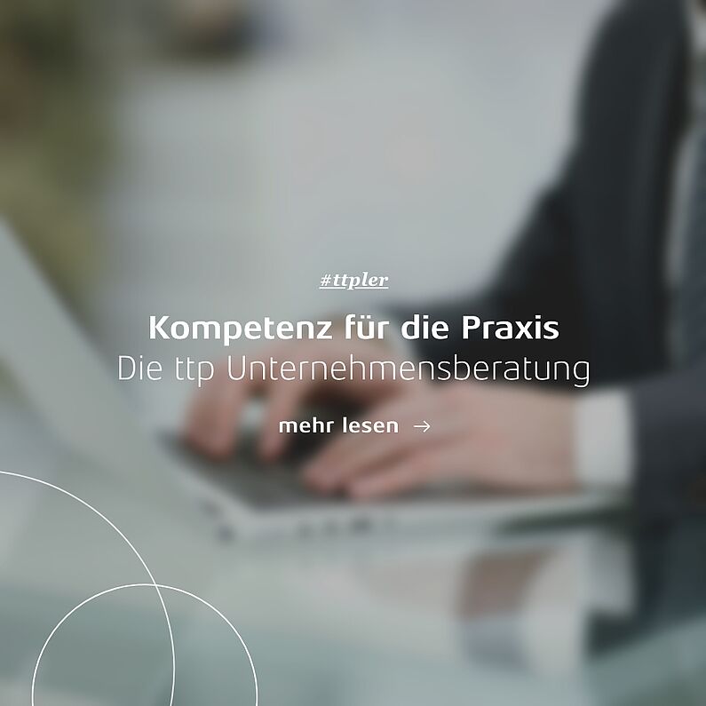 Ein Mann tippt auf einem laptop