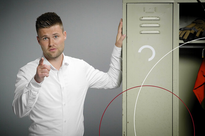 Finn Erik Horn lehnt sich an einen Spint