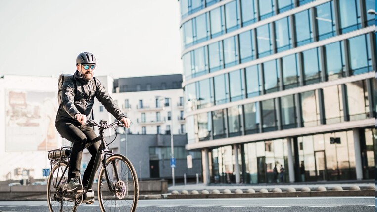 Mann fährt auf einem Fahrrad