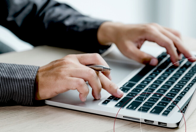 Hände an einer Laptoptastatur