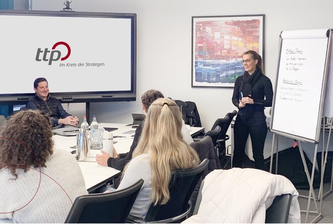 Konferenzraum mit einer referierenden Dame