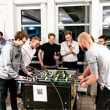 Gruppe von Spielern am Tischkicker