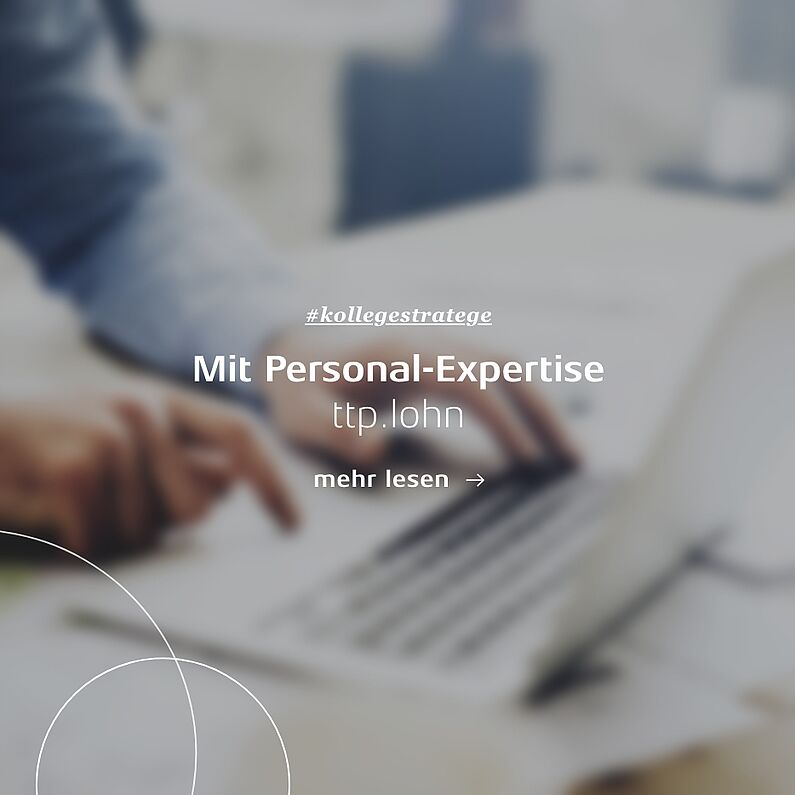 Mann tippt auf einem Laptop mit einem Overlay mit weißer Schrift