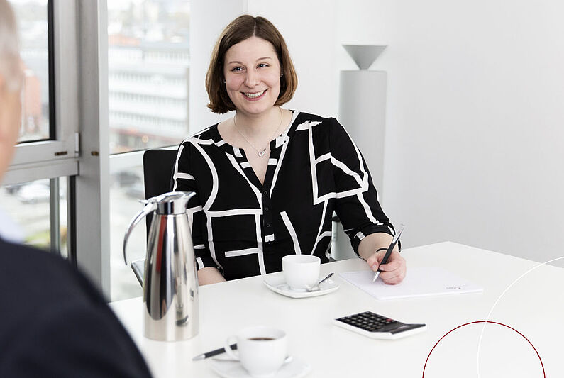 Eine ttp Mitarbeiterin in einer schwarzen Bluse