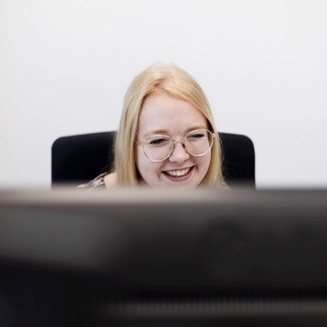 Eine ttp Mitarbeiterin lächelt 