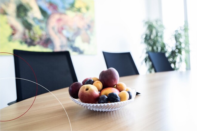 Ein Obstkorb steht auf einem Tisch