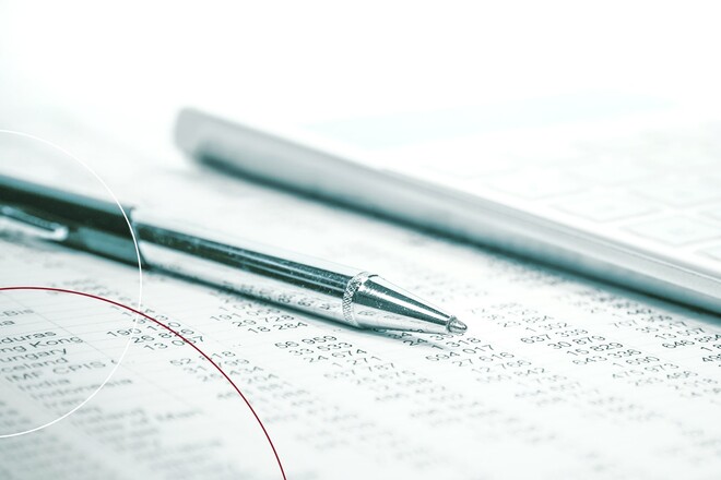 Ein silberner Kugelschreiber liegt auf einem Papier