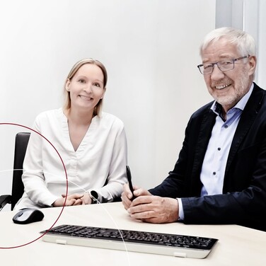 Silke und Werner Findeisen sitzen am Tisch