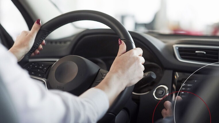 Eine Person am Steuer eines Autos.