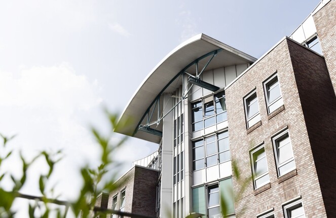 Rechteckiges Bild von der Außenansicht des Flensburger ttp Gebäude