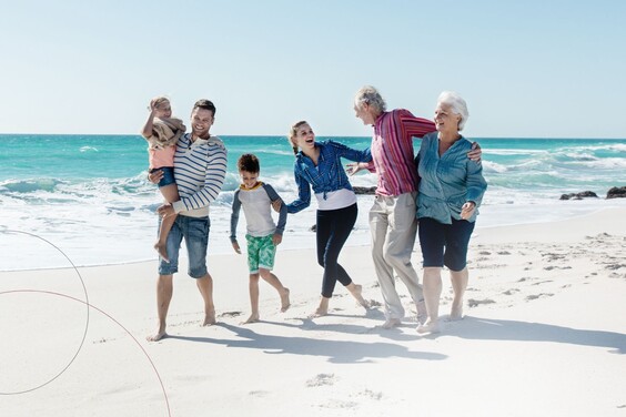 Deine Drei-Generationenfamilie macht einen Spaziergang am Stand.