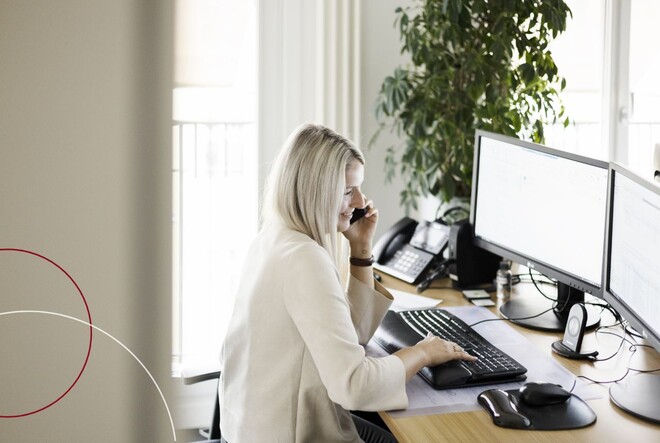 Eine blonde ttplerin telefoniert