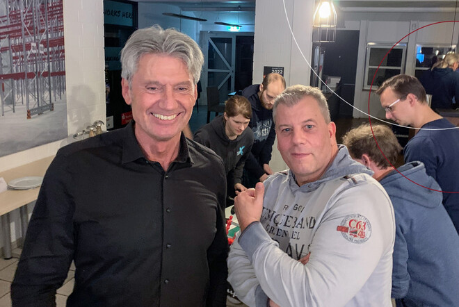 Zwei ttpler lächeln in die Kamera