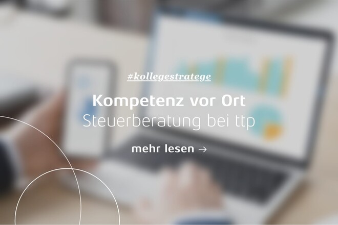 Hand mit Laptop und Smartphone