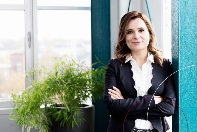 Jana Miller von ttp an einer blauen Säule