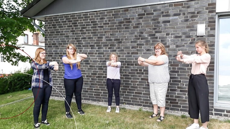 Fünf ttpler machen Dehnübungen