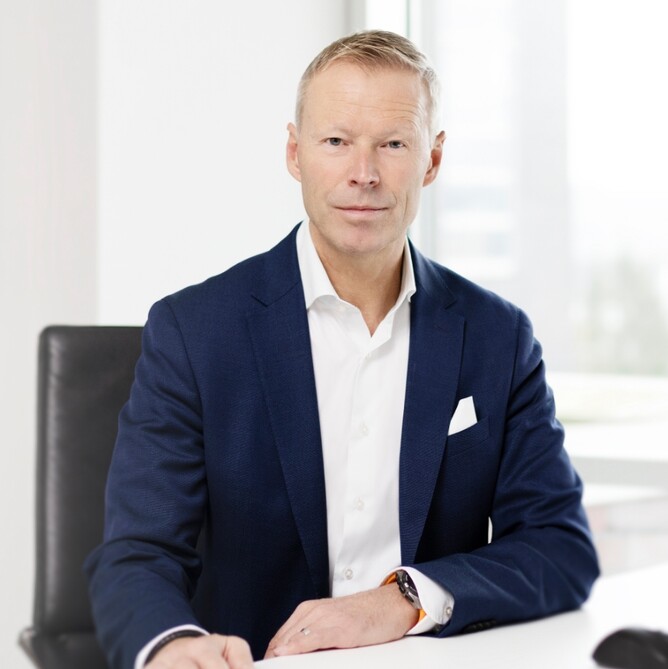 Michael Heil posiert vor der Kamera