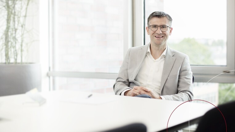 Mehmet Centintürk sitzt an einem Meetingtisch