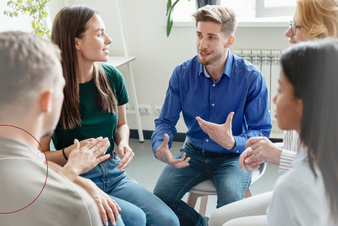 Eine Gruppe junger Menschen im Gespräch