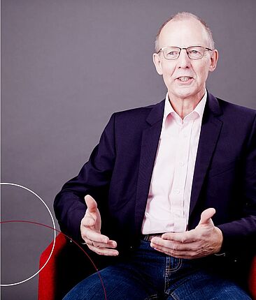 Ralf Lohmann vor grauem Hintergrund