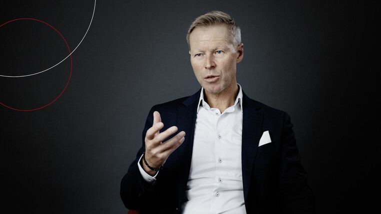 Ein ttp Mitarbeiter gestikuliert mit den Händen