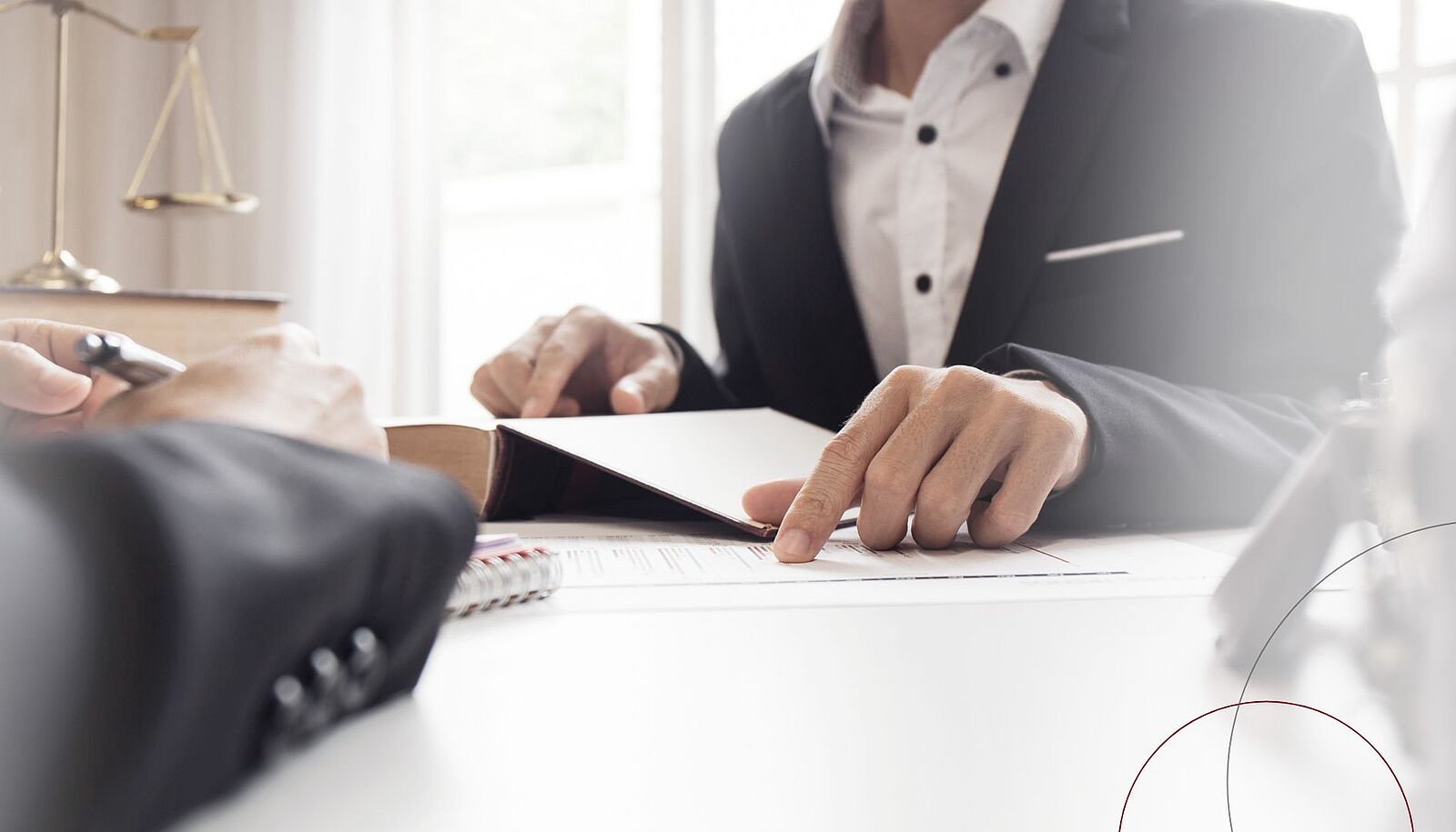 Zwei Personen sprechen über Gesetzestexte.