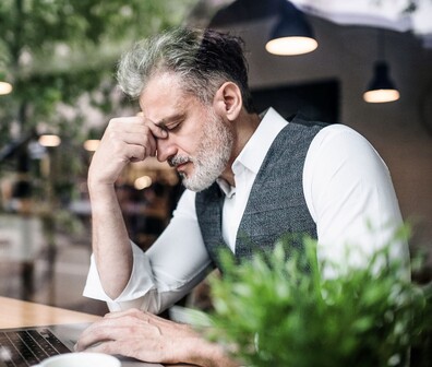 Quadratisches Bild von einem Mann der am Fenster sitzt