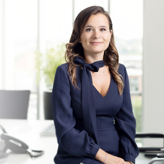 Jana Miller posiert vor der Kamera