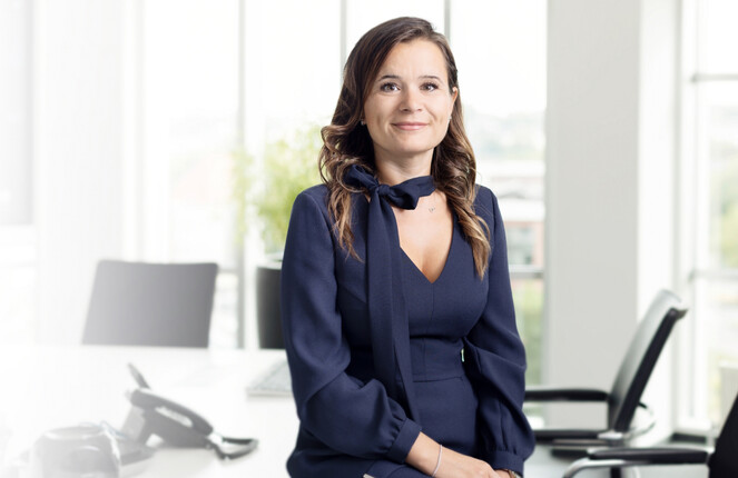 Jana Miller posiert vor der Kamera