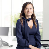 Jana Miller posiert vor der Kamera