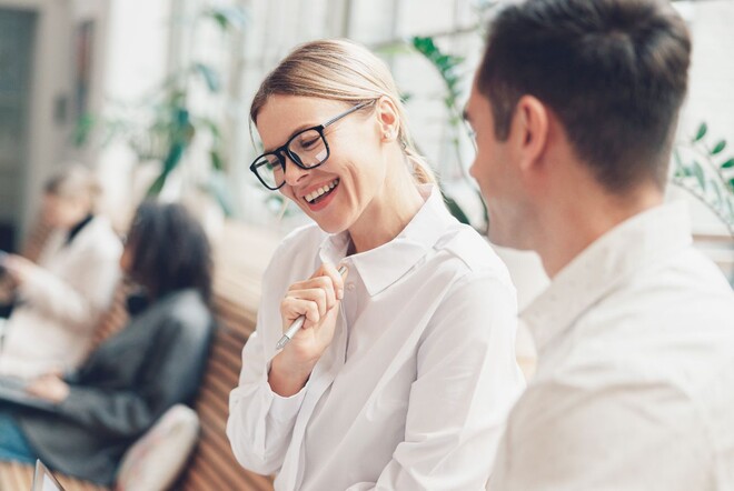 Eine Mitarbeiterin und ein Mitarbeiter unterhalten sich.