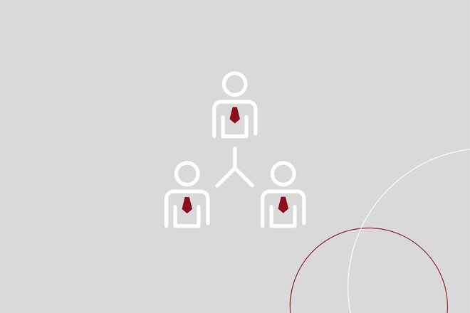 Graue Grafik mit drei Männchen mit Krawatten