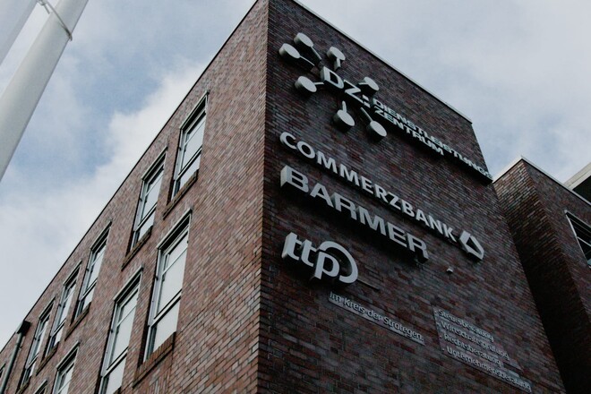 Außenansicht des Bürogebäudes von ttp mit Blick in den Himmel