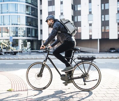 Quadratisches Bild von einem Mann der auf seinem Fahrrad fährt