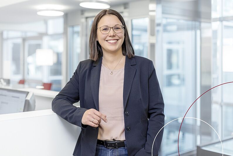 Dr. Katharina Theis stehend im Büroumfeld