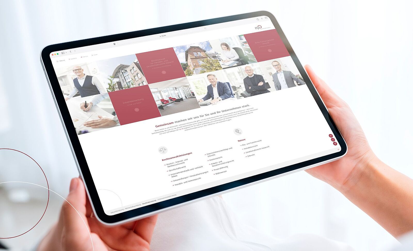 Eine Person hält ein Ipad in der Hand