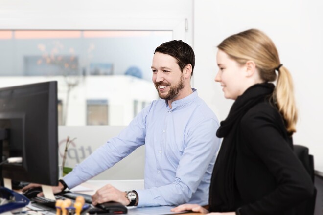 Stefan Wintschel spricht mit einer Kollegin