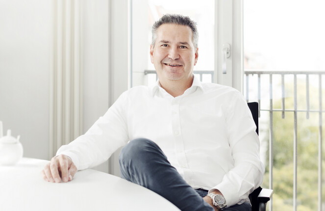 Christian Huschke posiert vor der Kamera