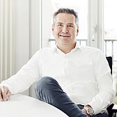 Christian Huschke posiert vor der Kamera