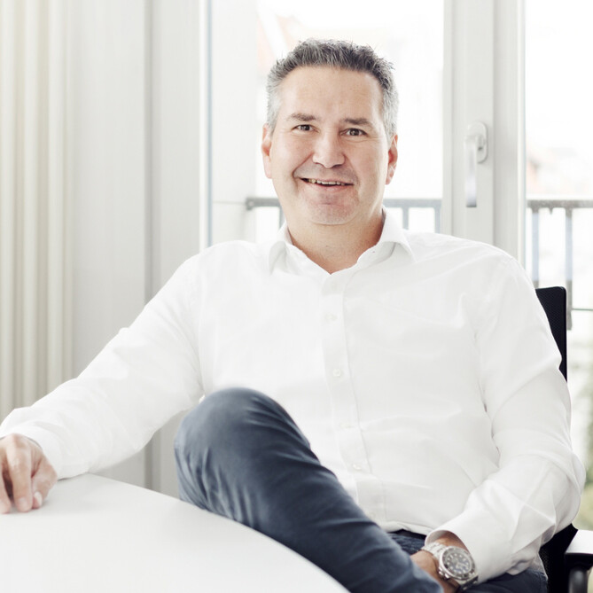 Christian Huschke posiert vor der Kamera