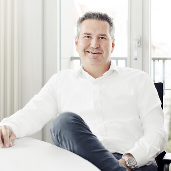 Christian Huschke posiert vor der Kamera