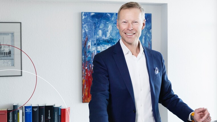 Michael Heil von ttp am Schreibtisch